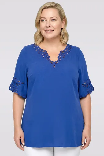 Bluza v plavičasto modri barvi z okrasnimi rokavi in izrezom