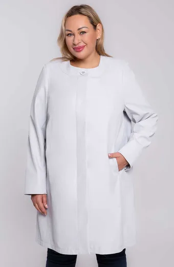 Eleganten svetlo siv plašč