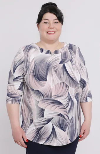 Vijolična vzorčasta bluza z broško