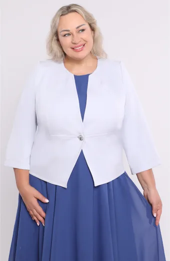 Svetlo siva jakna z okrasnim gumbom