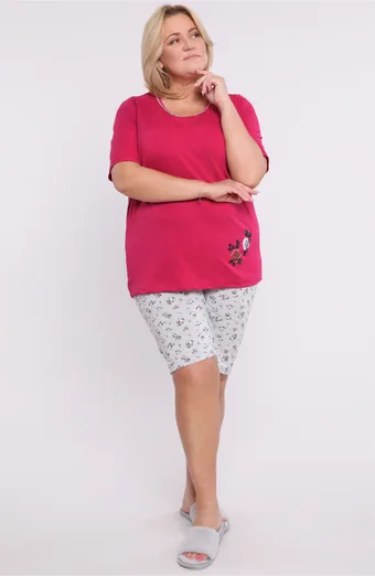 Roza pižama, sive cvetlične kratke hlače