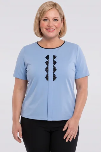 Svetlo modra bluza z aplikacijo iz azure
