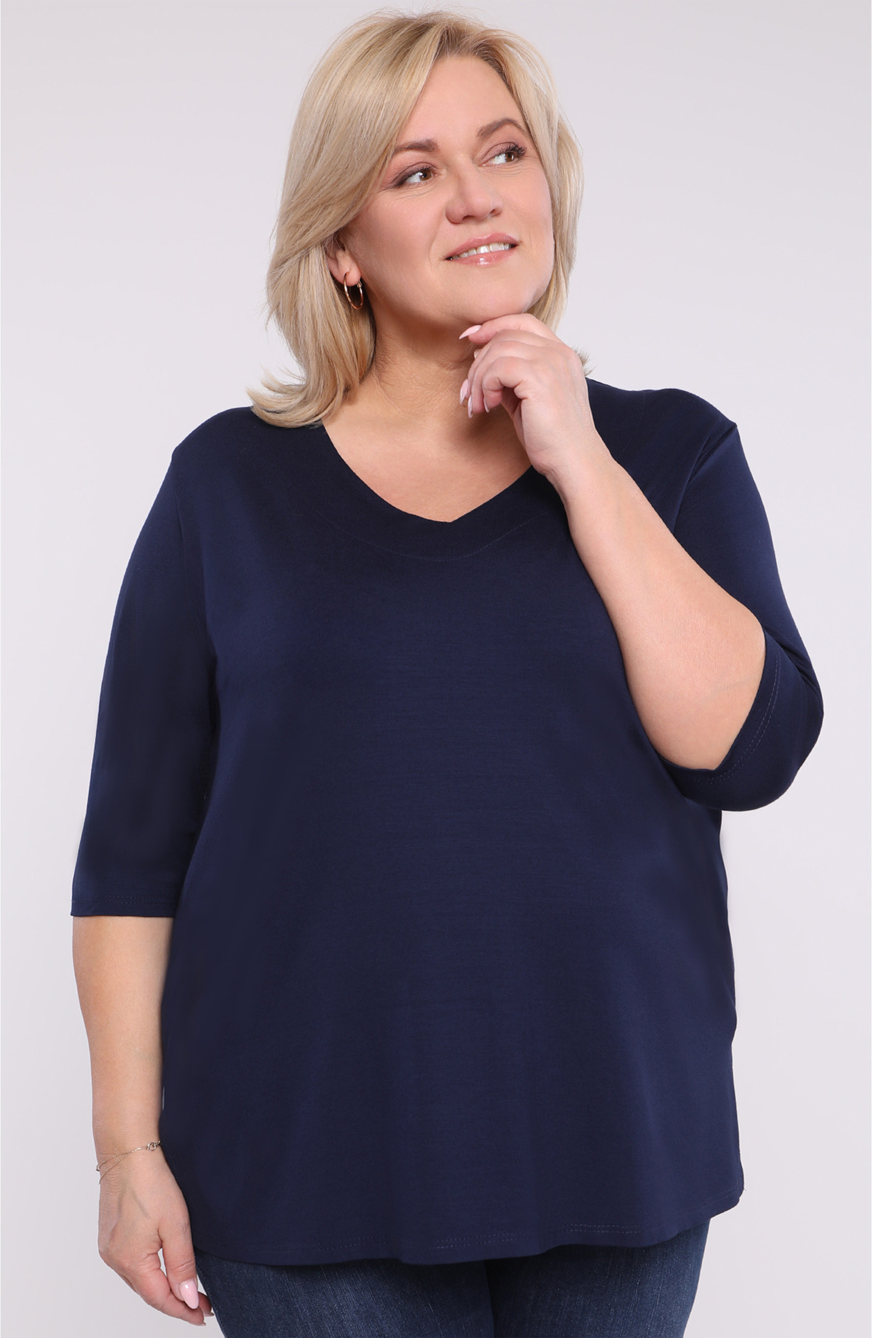 Enostavna temno modra bluza z V-izrezom