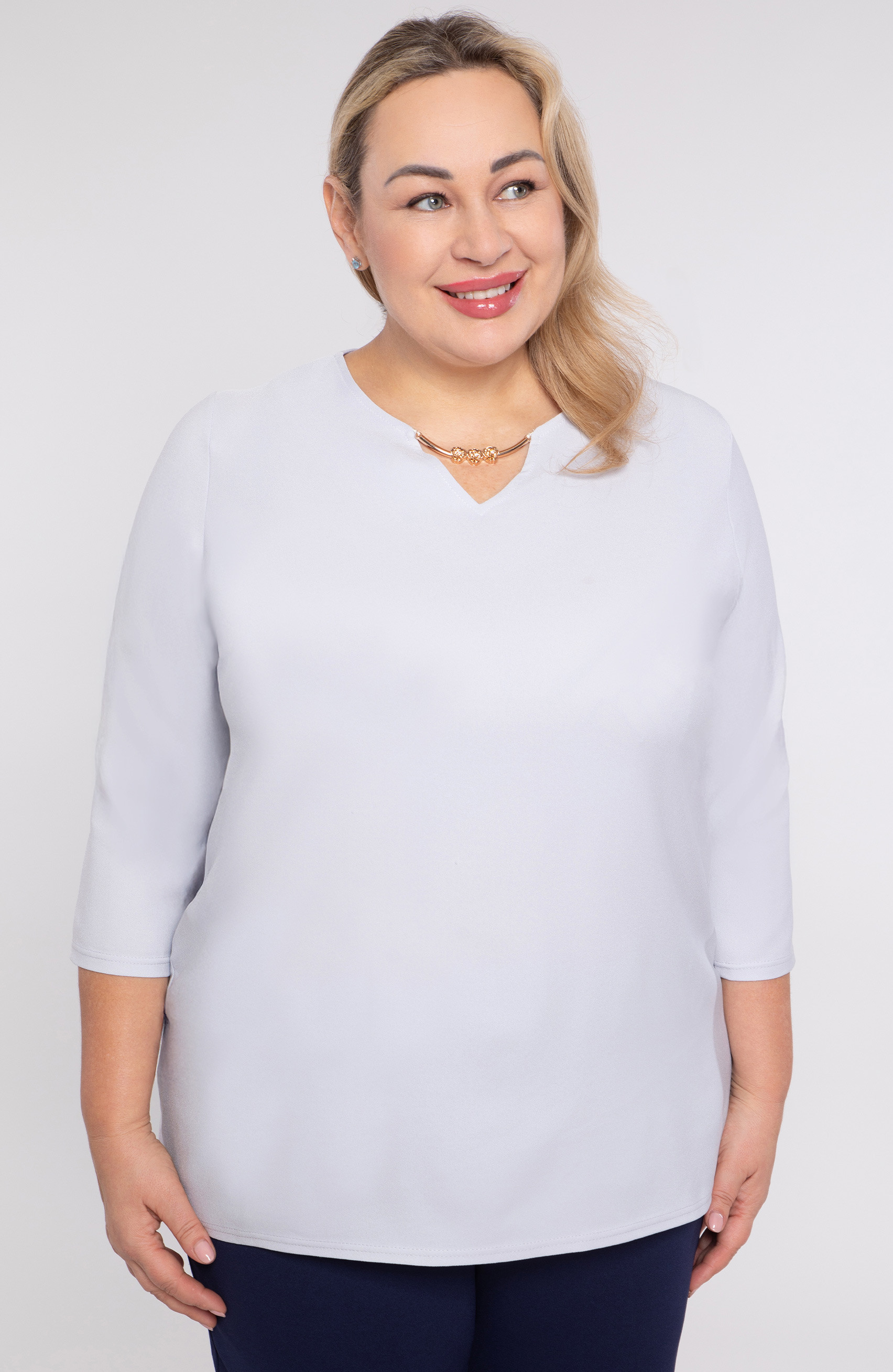 Siva bluza z zlatim okrasjem